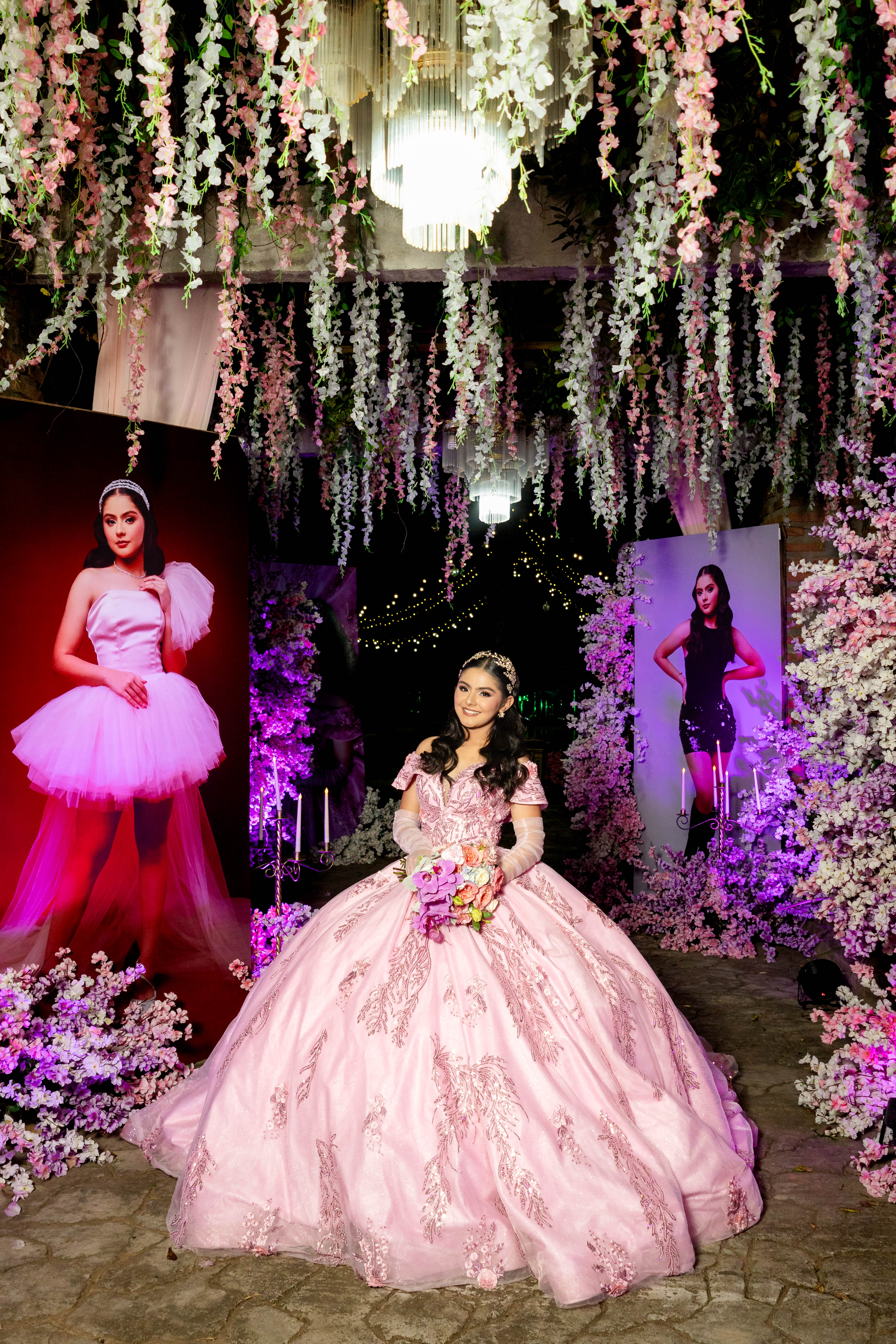 Retrato vertical de quinceañera durante sus XV años
