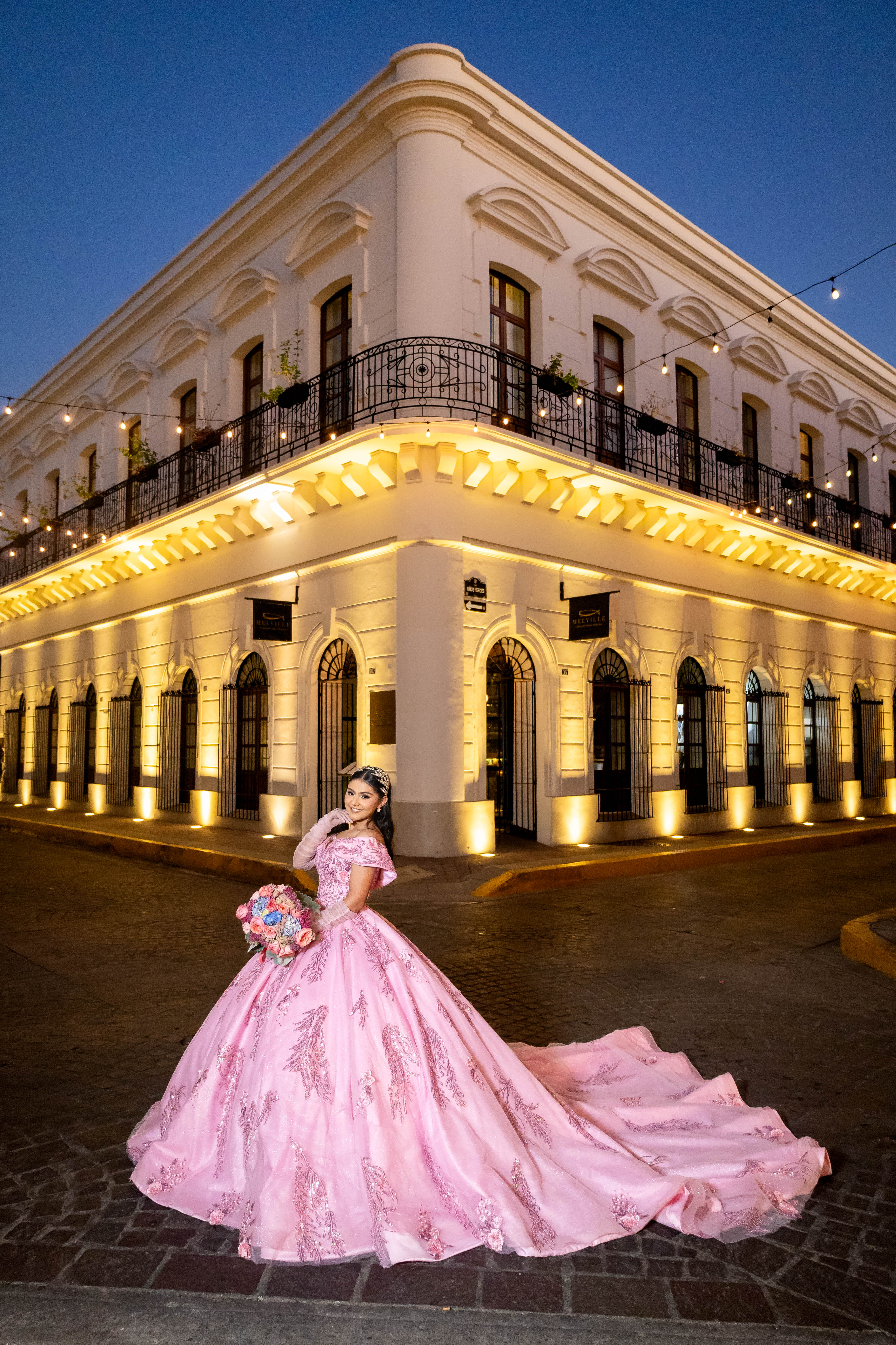 Sesión formal de quinceañera mostrando su vestido completo