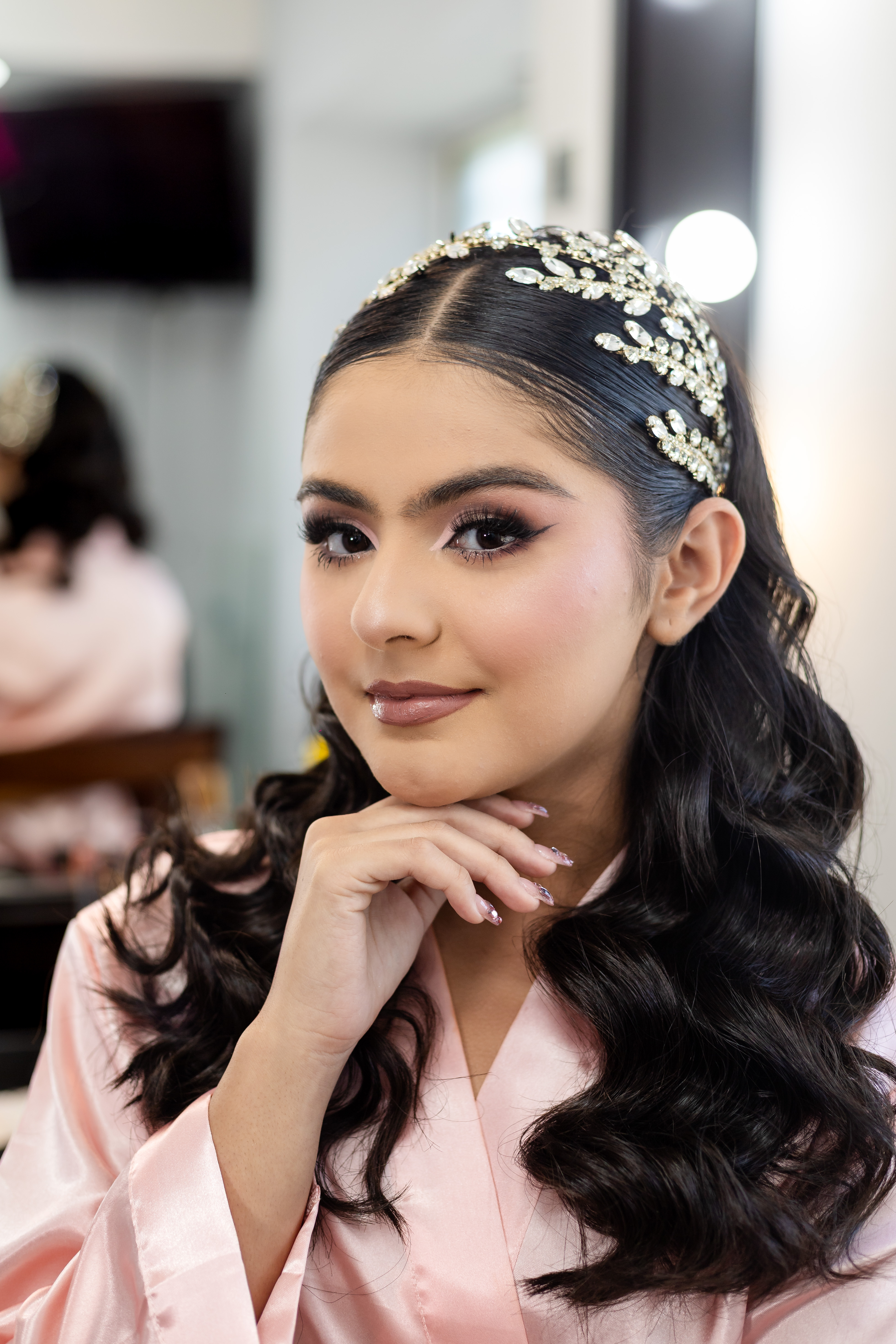 Preparación y maquillaje de quinceañera antes de su evento